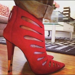 Lovely red pointy shoes 😍